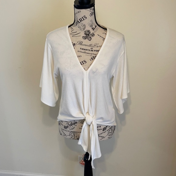 Francesca's Collections Tops - Francesca’s V-neck Top